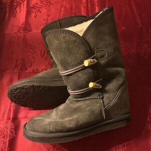Ukala women’s brown suede, merino wool lined boot size 8